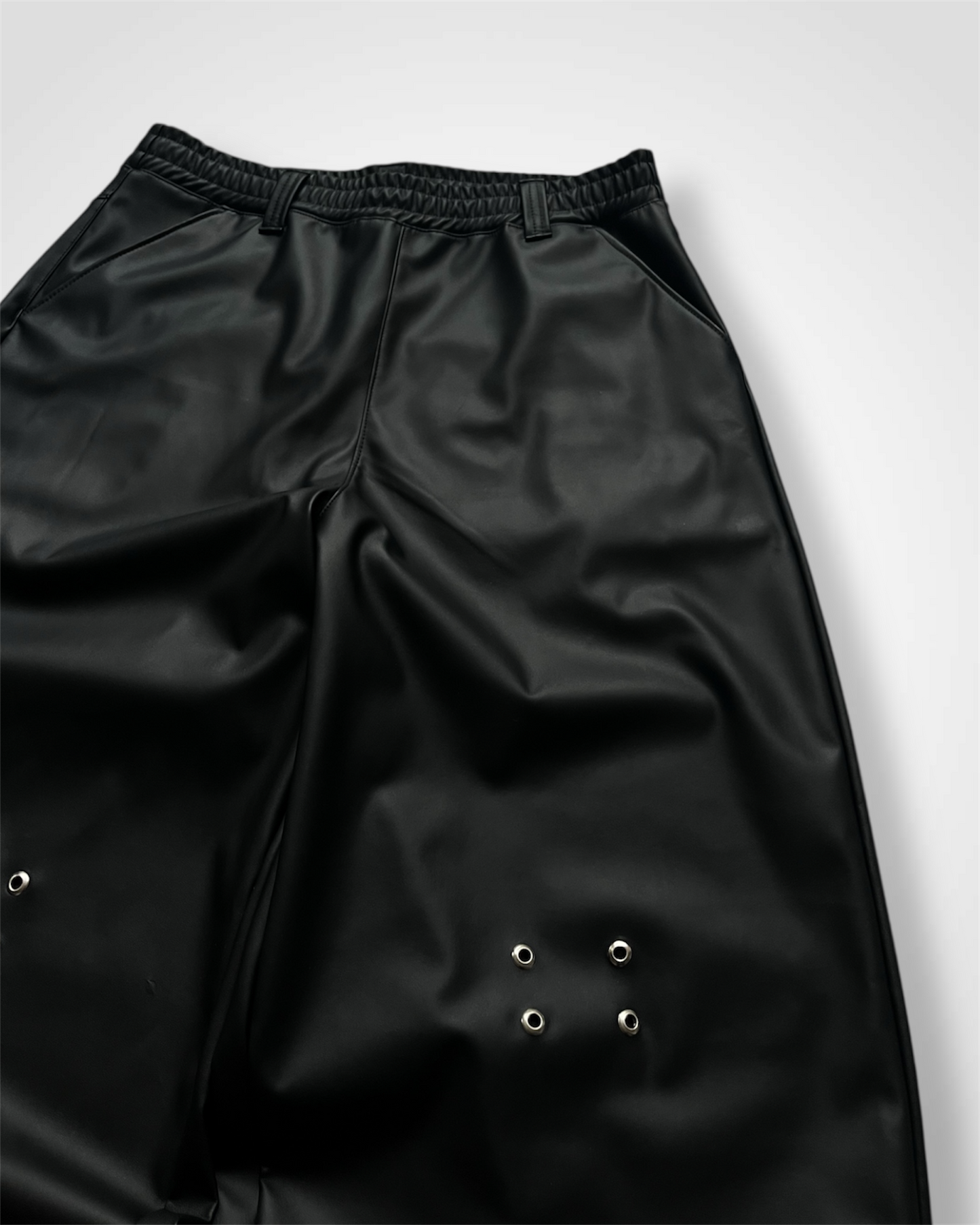 VOID LEATHER BAGGIES