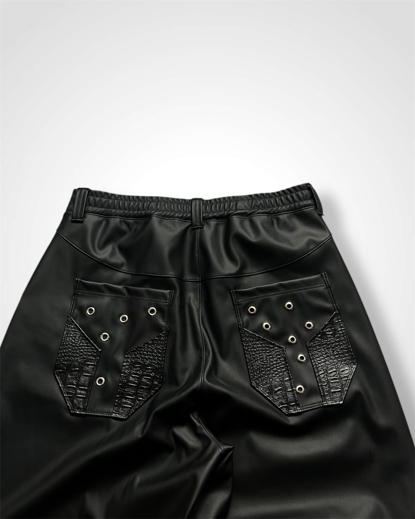 VOID LEATHER BAGGIES